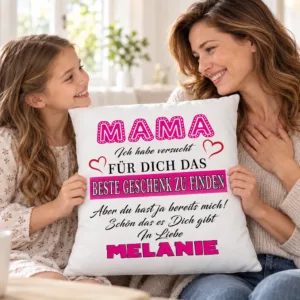 Tochter überreicht ihrer Mama das personalisierte Mama-Kissen mit Namen