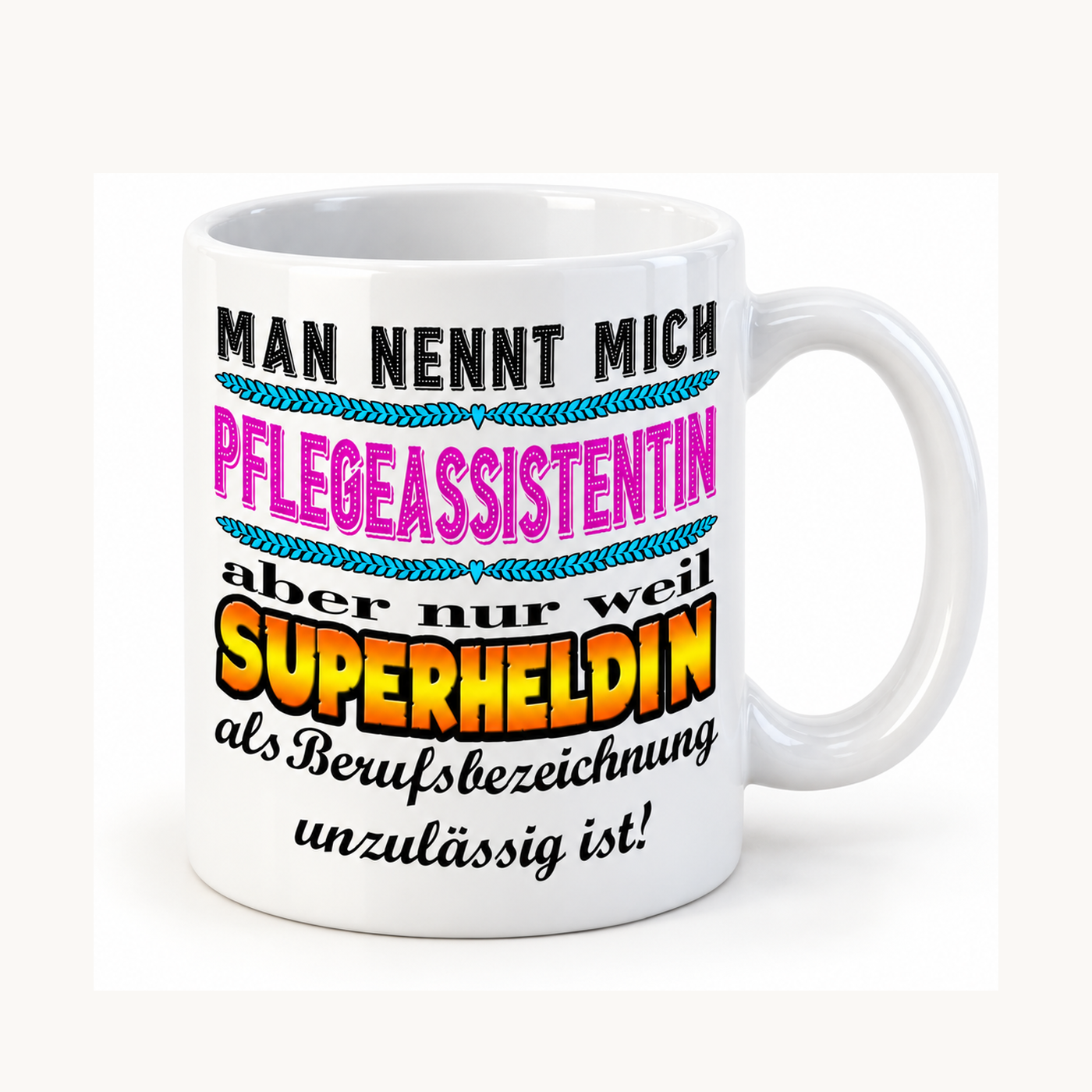 Pflegeassistentin-Tasse – Superheldin im Berufsalltag – einheitliches Produktfoto Pflegeassistentin-Tasse – Superheldin im Berufsalltag – einheitliches Produktfoto